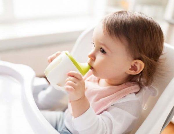 Bebelușul de 9 luni este leneș să bea lapte - ce ar trebui să faci?