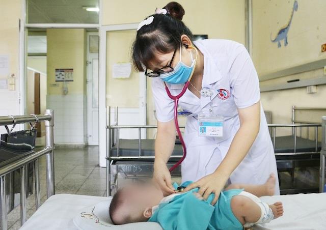 De baby van 3 maanden was vergiftigd, hartverscheurend omdat de familie dit medicijn gebruikte om de neus te laten vallen