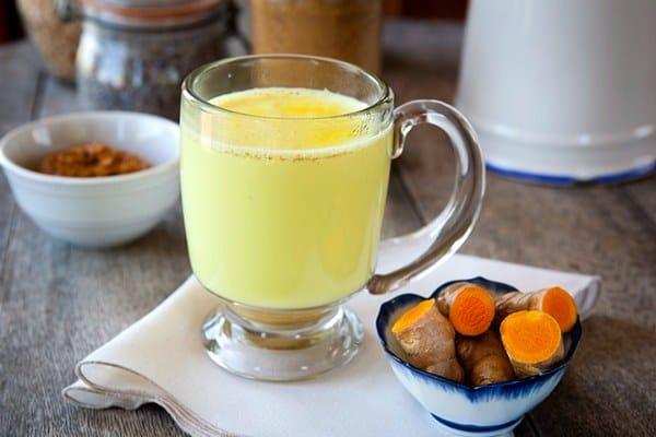Should mothers drink fresh turmeric or turmeric starch after giving birth?
