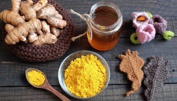 Should mothers drink fresh turmeric or turmeric starch after giving birth?