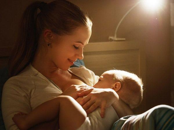 I bambini di età superiore a 1 anno dovrebbero allattare di notte?  Come interrompere l'allattamento al seno durante la notte