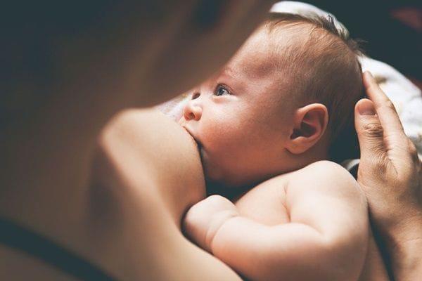 I bambini di età superiore a 1 anno dovrebbero allattare di notte?  Come interrompere l'allattamento al seno durante la notte