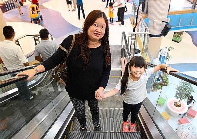 ¿Qué deben hacer los padres para mantener a salvo al bebé mientras viajan por las escaleras mecánicas?
