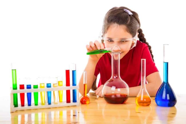 Împreună, faceți experimente științifice distractive pentru copii acasă pentru a-și dezvolta gândirea
