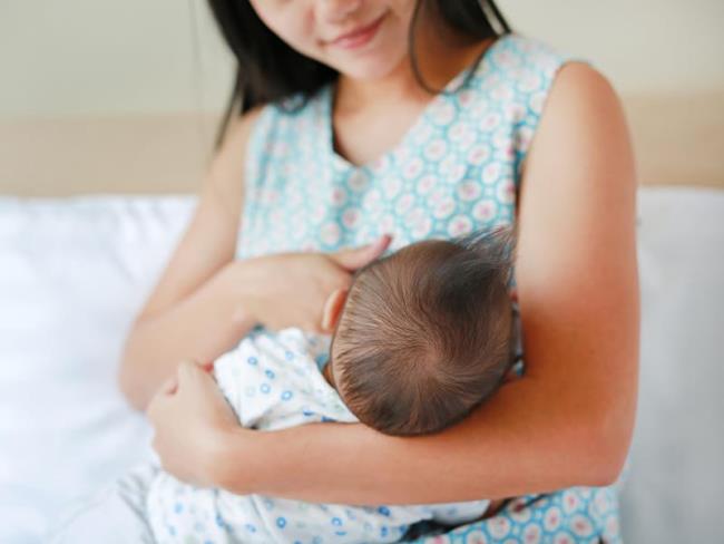 Can breastfeeding mothers take oral contraceptives every day?