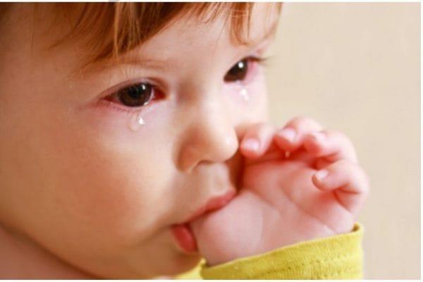 7 Ursachen für Augenschwellungen bei Kindern und Hausmittel