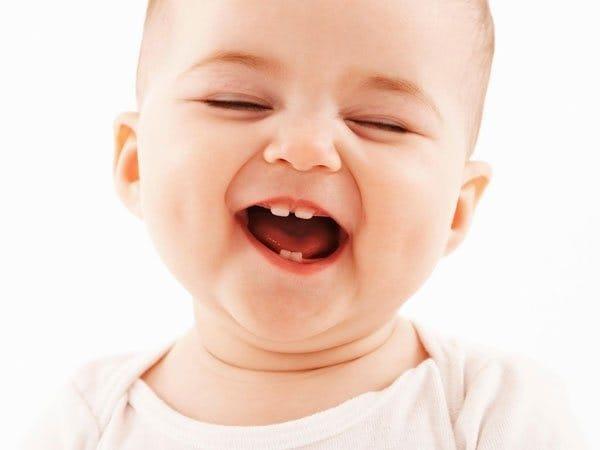 4 conseils pour faire leurs dents aux bébés sans fièvre sont très simples, les mères doivent appliquer immédiatement!