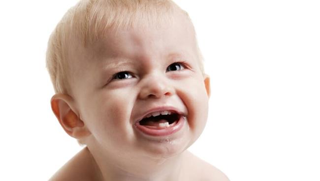 Pourquoi de nombreuses raisons poussent-elles les bébés à baver?  Les parents doivent faire?