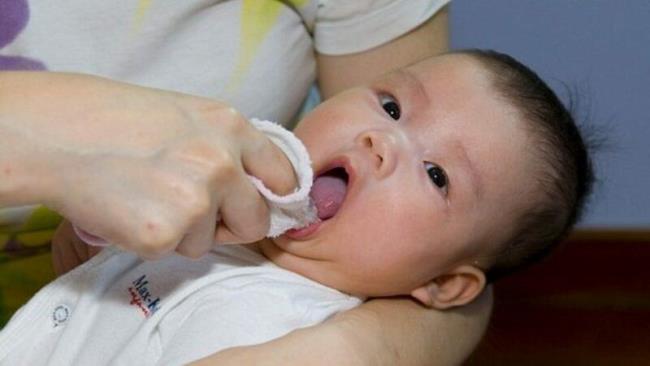 Come lasciare che l'erba cipollina lasci i denti del bambino senza febbre e dolore