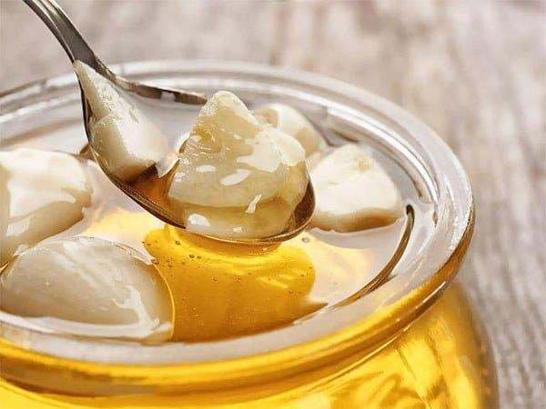 Impara come preparare l'aglio imbevuto di miele per curare la tosse e il mal di gola in modo molto efficace per il tuo bambino