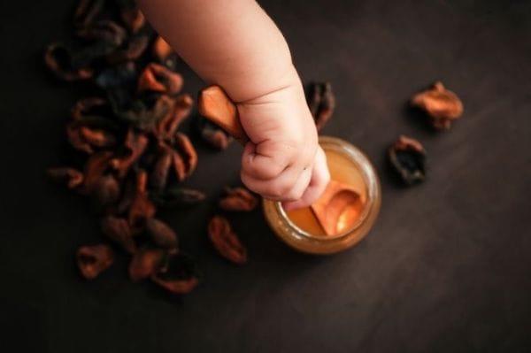 Impara come preparare l'aglio imbevuto di miele per curare la tosse e il mal di gola in modo molto efficace per il tuo bambino