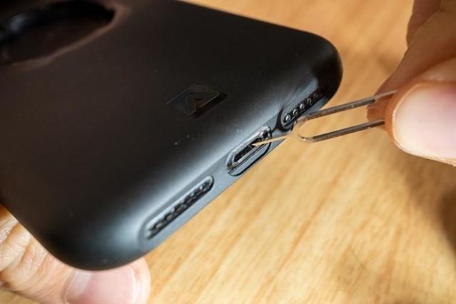 Cara membersihkan port pengisian iPhone