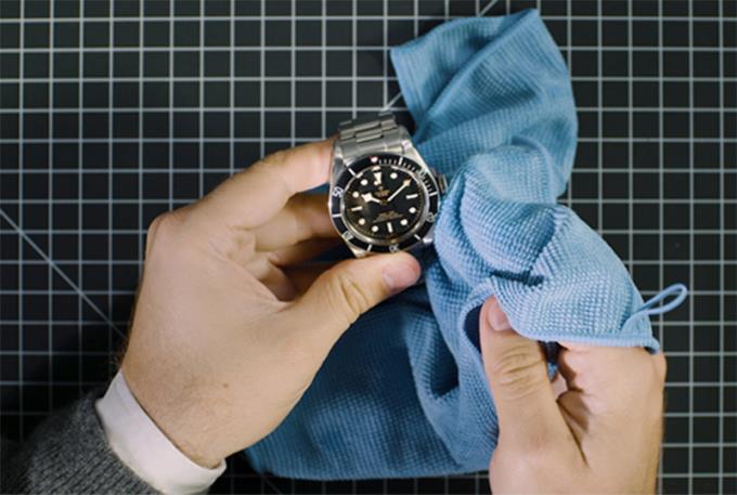 Instructies voor het correct reinigen van horloges van kunststof en metaaldraad