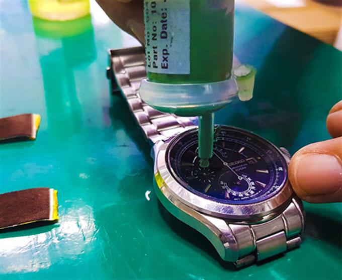Is het horloge van saffierkristal bekrast?  Kunnen we het polijsten?