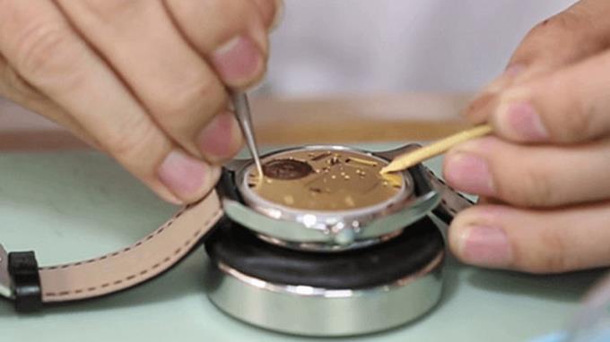 How to remove a wristwatch without tools is simple and easy to do