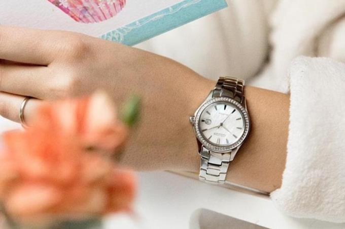 Debe usar un reloj holgado o ajustado, ¿cómo le queda?