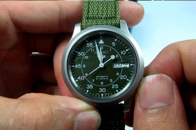Cara menggunakan jam tangan mekanis dengan benar
