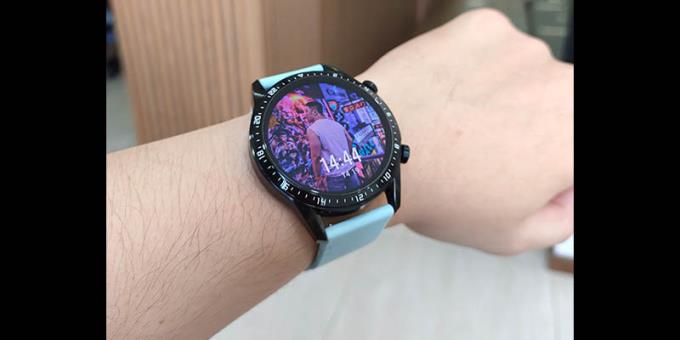 Arahan untuk menetapkan kertas dinding peribadi di Huawei Watch GT2 adalah mudah dan senang dilakukan