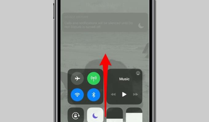 How to turn the flashlight on and off on the iPhone fast and simple