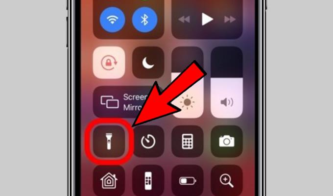 How to turn the flashlight on and off on the iPhone fast and simple