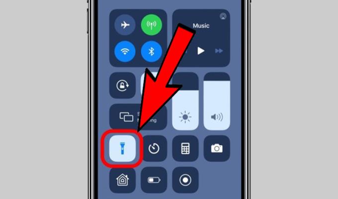 How to turn the flashlight on and off on the iPhone fast and simple