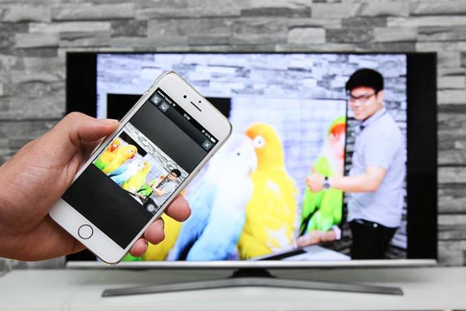 AirPlay yang terhubung secara nirkabel mencerminkan gambar iPhone dan Apple TV