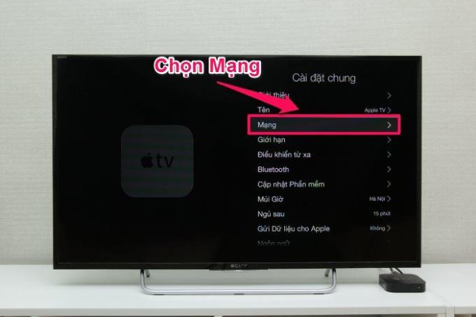 वायरलेसली कनेक्ट किया गया AirPlay iPhone और Apple TV की छवियों को प्रतिबिंबित करता है