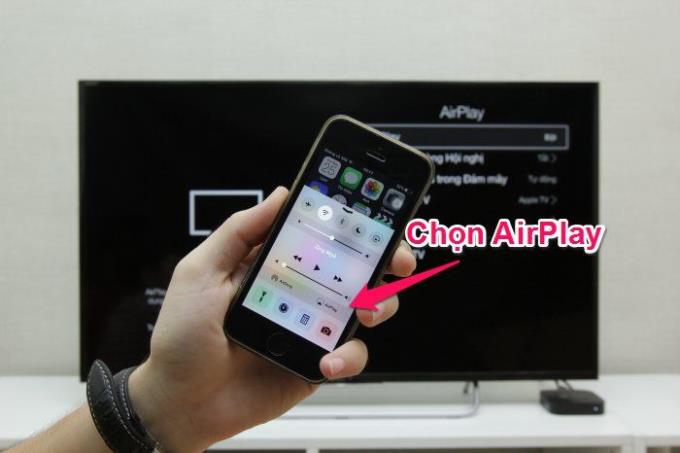 AirPlay yang disambungkan secara wayarles menggambarkan imej iPhone dan Apple TV