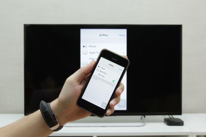 AirPlay yang disambungkan secara wayarles menggambarkan imej iPhone dan Apple TV