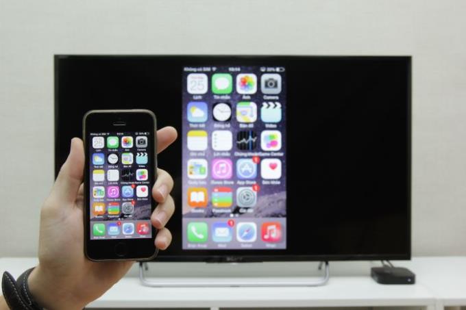 Das drahtlos verbundene AirPlay spiegelt die Bilder des iPhone und Apple TV wider