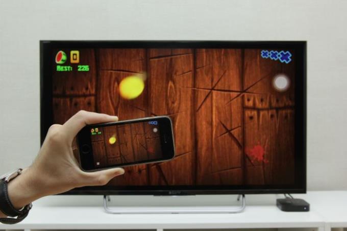 AirPlay yang terhubung secara nirkabel mencerminkan gambar iPhone dan Apple TV