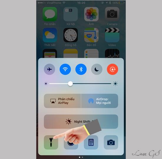 Tukar kecerahan lampu suluh pada iOS 10