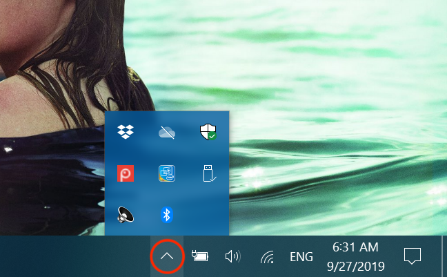 The Windows 10 system tray - How to show or hide icons!