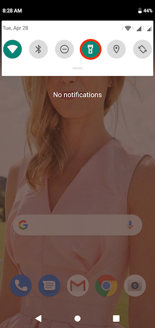 How to turn on the flashlight on your Android smartphone