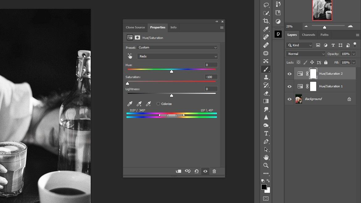 Как преобразовать фотографию в черно-белую, но сохранить один цвет в Фотошопе