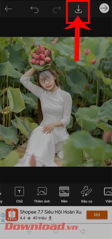 Instructions pour assembler une photo d'une fille tendance tenant un lotus à l'aide de PicsArt