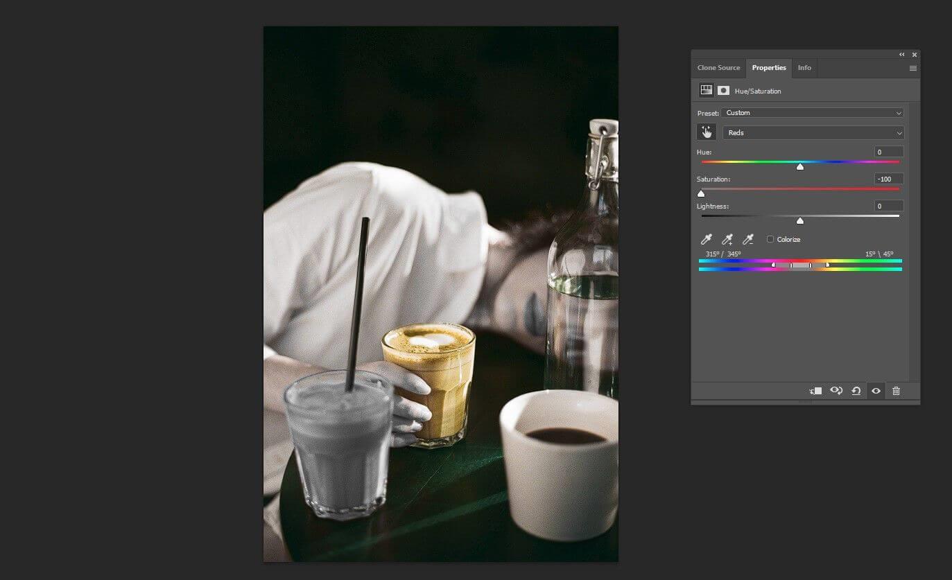 Как преобразовать фотографию в черно-белую, но сохранить один цвет в Фотошопе