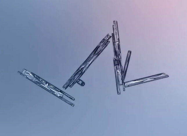 لماذا لا يوجد ندفتين ثلجيتين متماثلتين بنسبة 100%؟