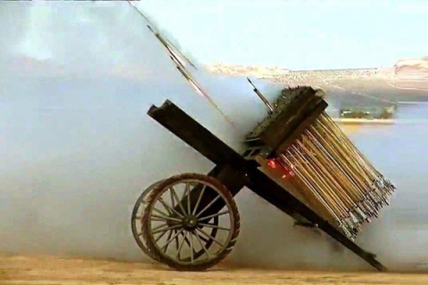 Video: Nahaufnahme der furchterregenden Kraft einer Superrakete, die im 15. Jahrhundert 100 Pfeile gleichzeitig abfeuerte
