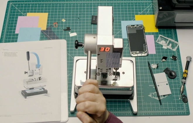 Experimente trocar a bateria do seu iPhone em casa com um kit de ferramentas em duas malas de 35 kg da Apple
