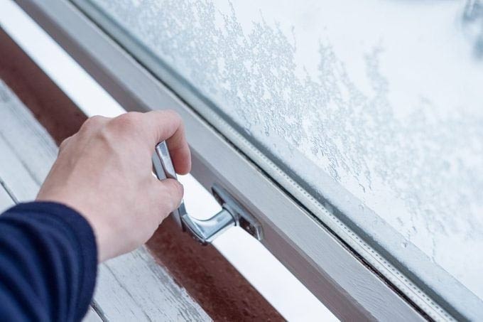 Should doors be left open in winter?