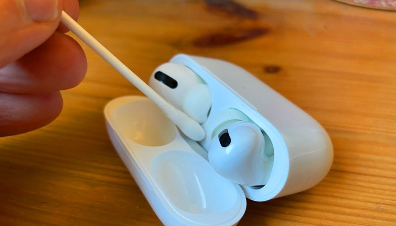 Formas de arreglar los AirPods que solo se escuchan en un oído