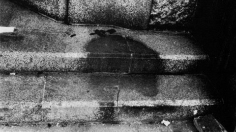 O que são as sombras de pessoas e objetos na calçada deixadas pela bomba atômica de Hiroshima?