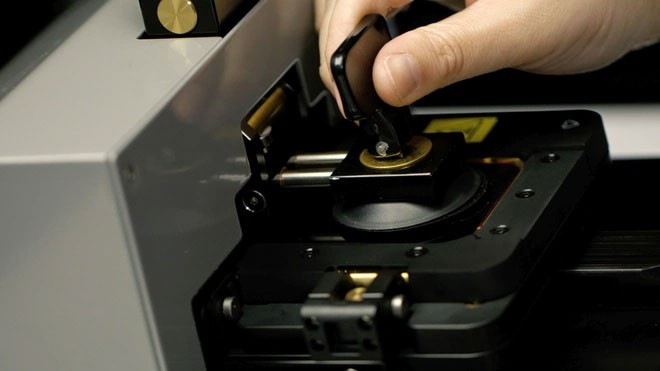 Experimente trocar a bateria do seu iPhone em casa com um kit de ferramentas em duas malas de 35 kg da Apple