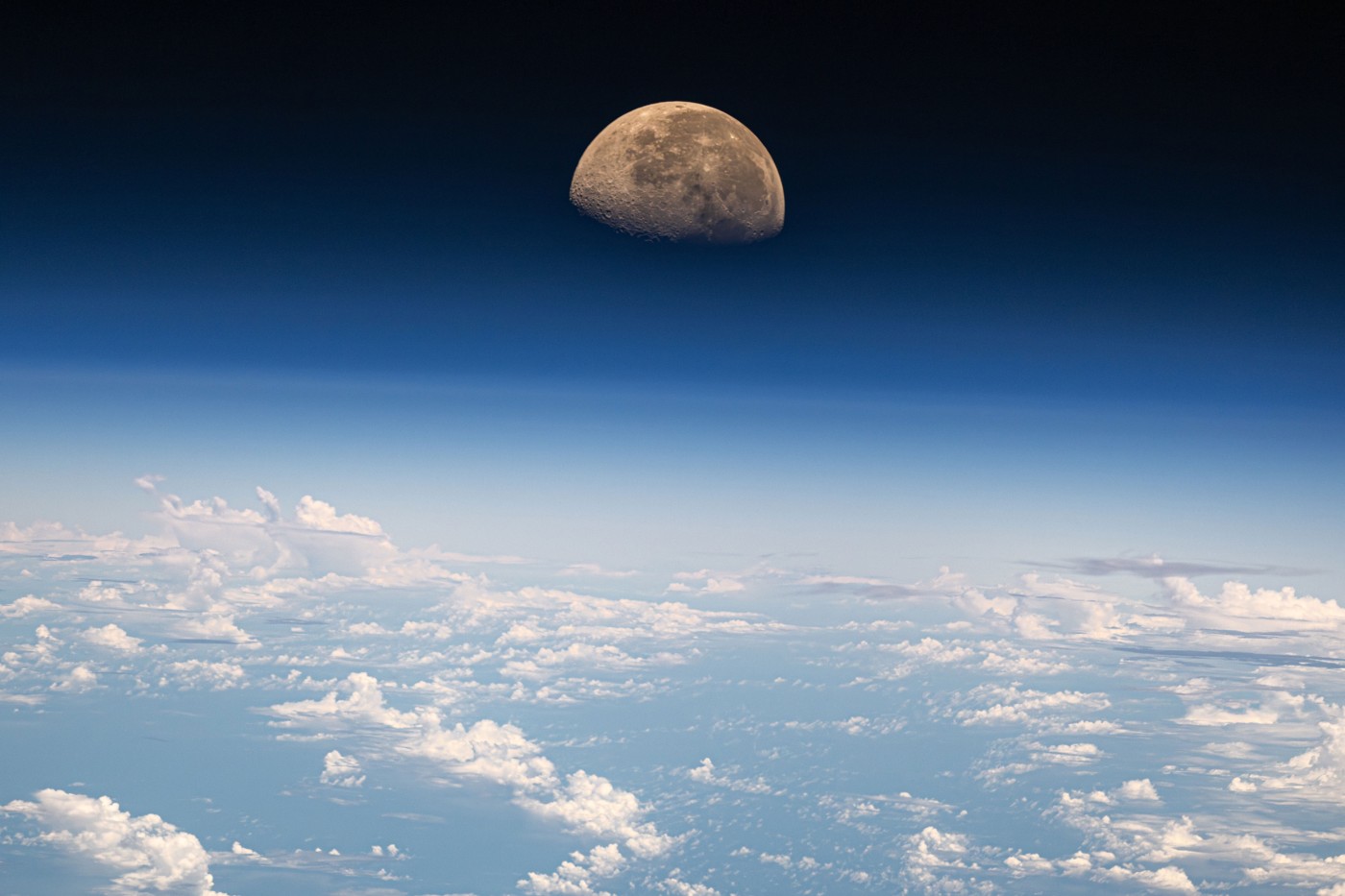 Von der Internationalen Raumstation ISS aus betrachtet, sieht der Mond majestätisch aus