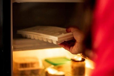 Mengapa peti sejuk tidak mempunyai lampu tetapi peti sejuk ada?