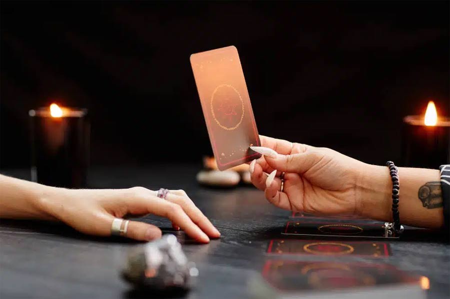 Tarô vs. Astrologia: Qual é mais preciso?