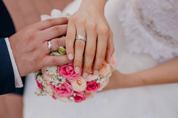 تعليقات أو منشورات عن صور الزفاف، أو حالات للمغازلة عند الذهاب إلى حفل زفاف