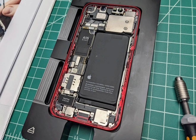 Experimente trocar a bateria do seu iPhone em casa com um kit de ferramentas em duas malas de 35 kg da Apple