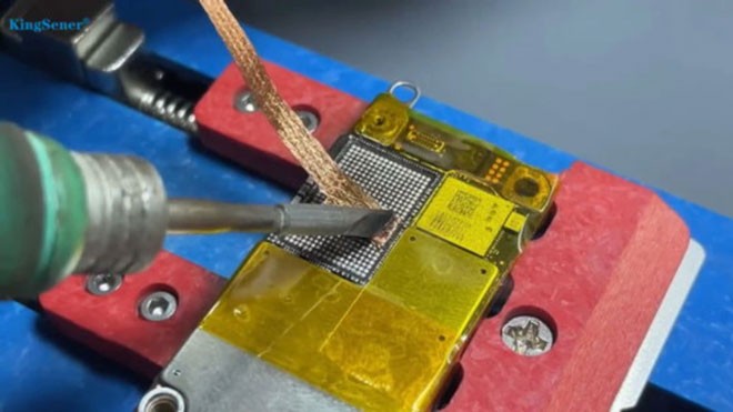 Gros plan sur le processus de mise à niveau de l'iPhone 16 Pro 128 Go vers 1 To